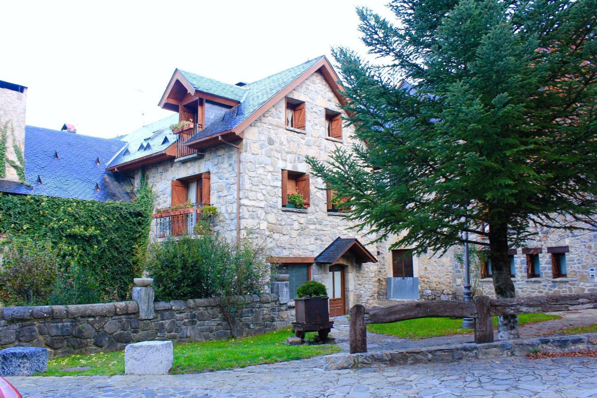 Apartamento Con Jardin Casa Mendiluce El Pueyo de Jaca Exterior photo